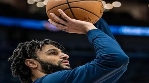 王钰栋受伤瞬间：郑凯木背后恶意犯规+狠踩脚踝，幸亏无严重后果